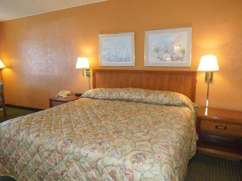 Rodeway Inn Sandusky Exterior photo