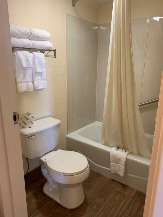 Rodeway Inn Sandusky Exterior photo